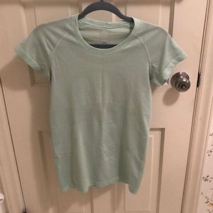 Size 4 Lulu lemon swiftly tech tee